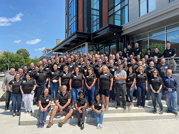A group photo of Mindex's 300 employees, capturing the spirit of collaboration, expertise, and dedication within the company.